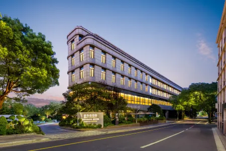 Shanghai Hongqiao Heyitang Hotel (Beixinjing Subway Station Branch) Отели рядом с достопримечательностью «East China Normal University Motto Tablet»