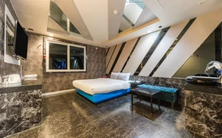 V Hotel Changwon Отели рядом с достопримечательностью «Yeojwacheon Stream»