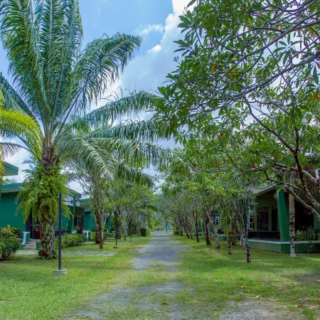 Khaolak Mountain View Resort Отели рядом с достопримечательностью «Пляж Pak Weep»