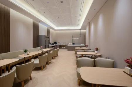 Yilan Hotel (Shanghai Hongqiao Railway Station National Exhibition and Convention Center) Отели рядом с достопримечательностью «Hongqiao World Performing Arts Center»