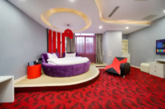 อี้หลงว่านกั๋วเจดี หวงเหอเย่ซื่อเตี้ยน