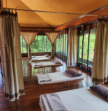 เตียงในห้องพักรวมชายหญิง 10 เตียง