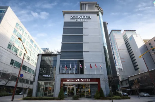 Hotel Zenith Hotels near Aiins World