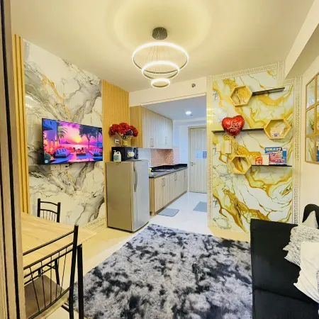 1BR Condo Unit with Balcony 15th Flr | Pool View near MOA