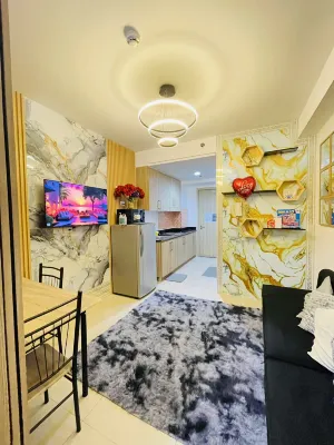 1BR Condo Unit with Balcony 15th Flr | Pool View near MOA