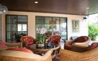 Family-Friendly 2BR Villa with Kitchen | Walk to Beach & Pool - Airport Shuttle