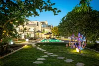 Floral Hotel·Moon Bay Yunyinli B&B in Jingxian County - Private Pools