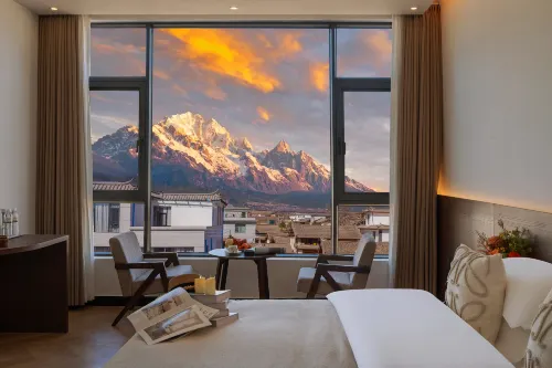 Sunlit Golden Mountain · Naxi View Beauty Court (Baisha Ancient Town Branch)