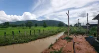 Cow Barn Cafe and Lodge Preah Vihear - parking
