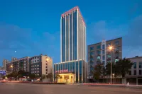 Vienna International Hotel (Jingmen Railway Station Jingchu University of Technology) - parking