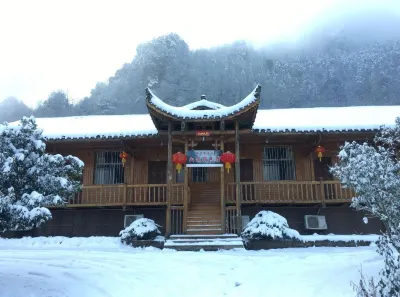 張家界山頂頂民宿 武陵源風景名勝區-靈鎖緣附近的飯店