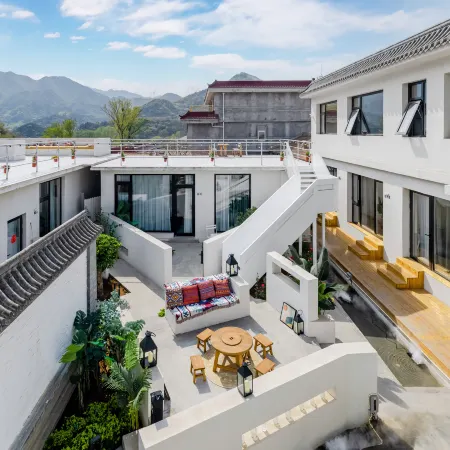 Not late Great Wall Landscape Private Soup Homestay