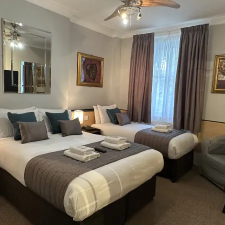 Tudor Court Hotel Отели рядом с достопримечательностью «Лондон — центр города»