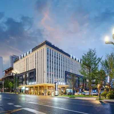 Yibin Jinghu Hotel Hotels near Yinbin Railway Station