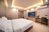 Ruiyuan Hotel (Xiya Hemei Xinyang Railway Station Branch) - Romantic