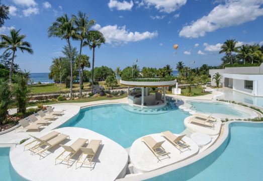 타본 팜 비치 리조트의 푸른 정원과 수영장 전경 