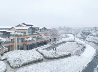 Qingcheng Mountain flowers fall twelve courtyard Hotels near Quanzhen Temple