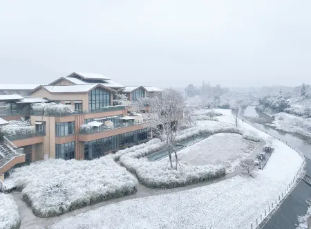 Qingcheng Mountain flowers fall twelve courtyard Отели рядом с достопримечательностью «Baiyun Wanfo Cave»