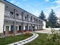Chuoye Mountain Homestay (OMG Heartbeat Paradise) Hotels near Chuiyun Tongtian River
