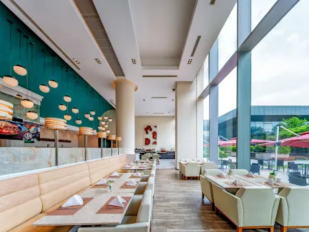 Holiday Inn Shanghai Pudong Kangqiao Отели рядом с достопримечательностью «Fudan University(Zhangjiang Campus)»