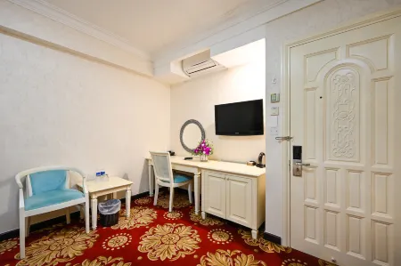 California Hotel Saigon & Rooftop Pool