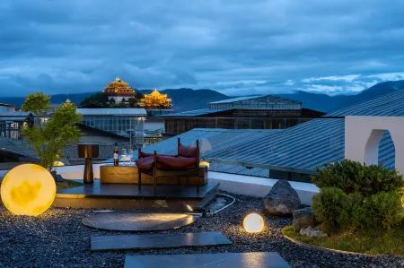 Shangri La Meets·Never Late, Silvery Moonlight | Slow City Oxygen Supply Designer Homestay Отели в г. Шангри-Ла