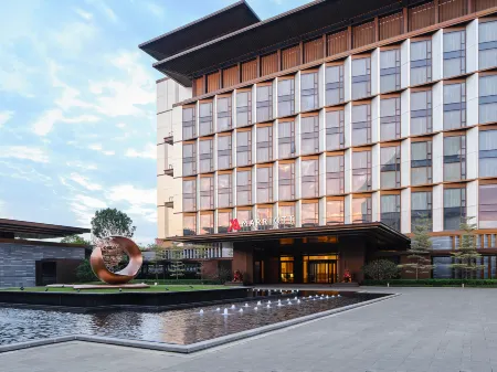 Guangzhou Marriott Hotel Baiyun Отели рядом с достопримечательностью «Guangdong University of Foreign Studies»