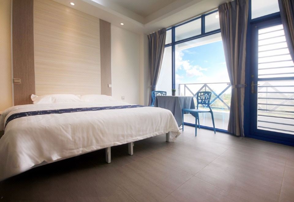 Bay Villa Hall 외부 전경과 야자수