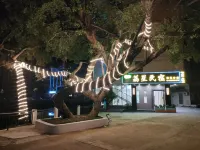 Zhaoqing Lixing Homestay Отели рядом с достопримечательностью «Площадь Бэйшуй»