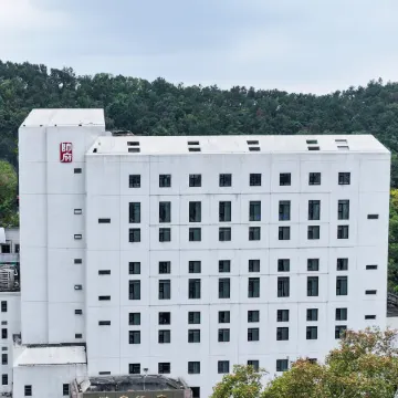 Marshal Palace Hotel Отели рядом с достопримечательностью «Храм Баотун»