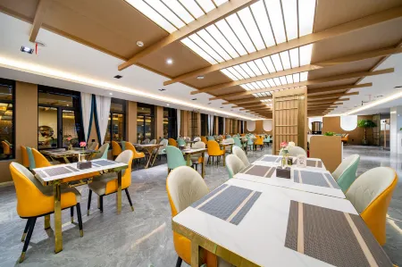 LanTingCi International Hotel Отели рядом с достопримечательностью «Alataw Shankou»