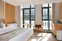 Vic Multi-Cloud Enjoy Hotel