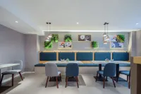โรงแรมโฮมอินน์ (สาขา โรงพยาบาลประชาชนไห่หยาง พลาซ่าซินหยวน) - พร้อมอาหารเช้า