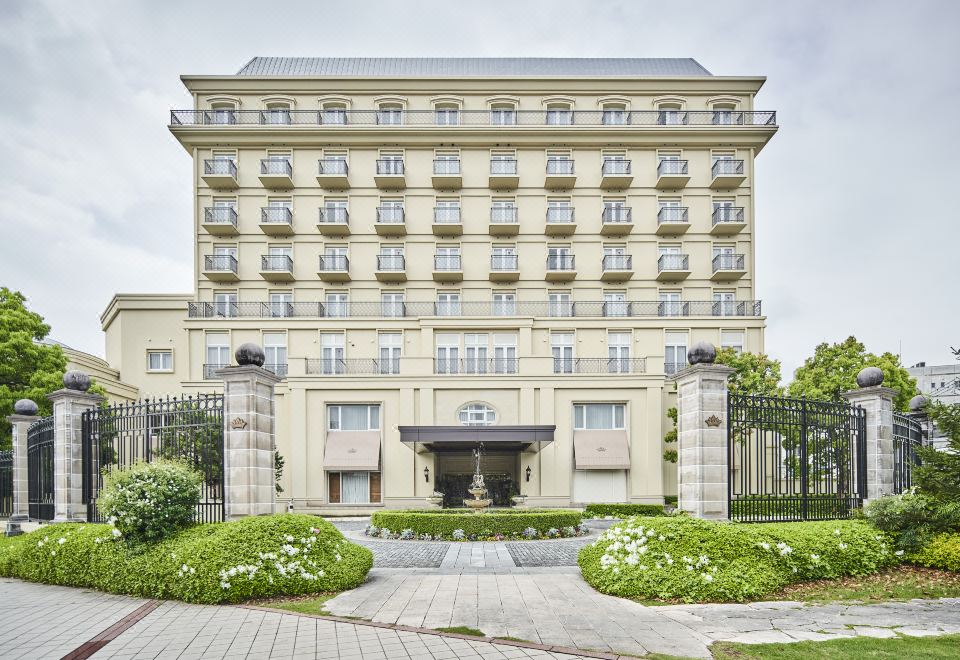 1. HOTEL GR..
