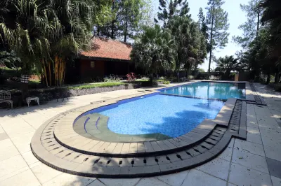 Katumbiri Resort Cijeruk 호텔
