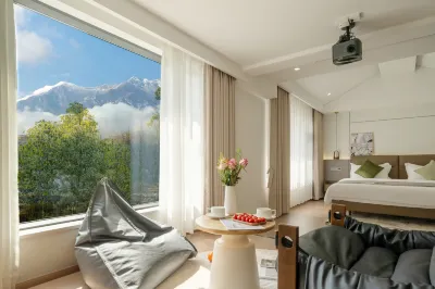 AuraVilla·煊府｜蒼海間·私享花園奢簡美墅（大理古城店） 文獻樓附近的飯店