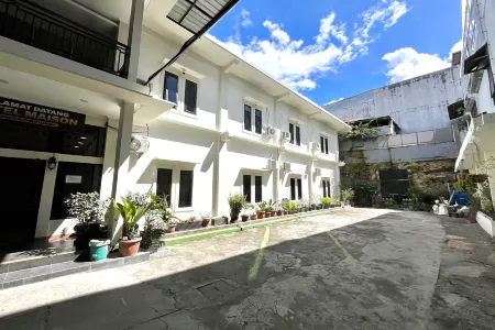 Maison Hotel Bukittinggi Отели в г. Guguk Panjang