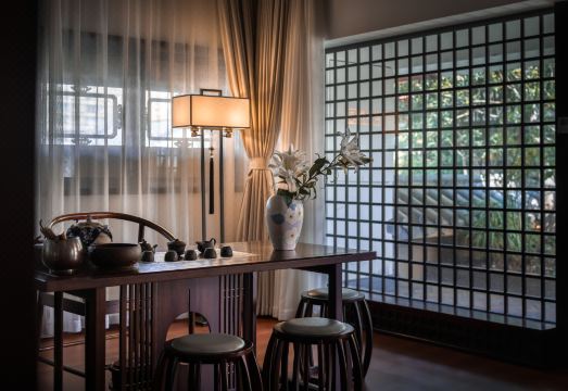 고풍스러운 객실 가구