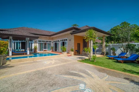 Rawai Private Villas - Pools and Garden