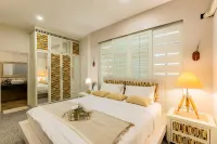 Hide & Seek River Villa Hotels in Si Prachan District