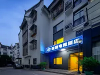 Jijing E-Sports Hotel (Guilin Two Rivers And Four Lakes University of Technology)