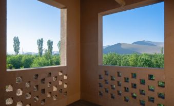 Dunhuang Yinshanji Homestay (Mingsha Mountain and Crescent Moon Spring Scenic Area)