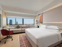Atwell Suites Shanghai Wuning by IHG 普陀区周辺のホテル