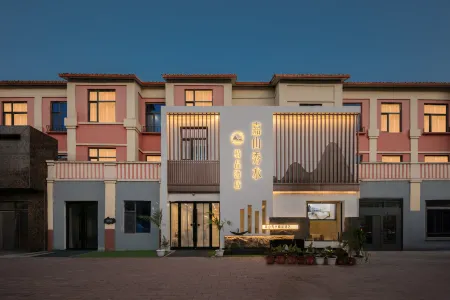 Beautiful Mountains and Clear Waters Отели в г. Ичунь