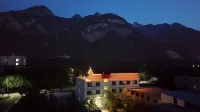 Dabai Rabbit Painting and Mountain Hotel (Huashan Yuquanyuan Visitor Center)