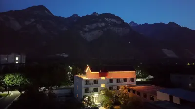 Dabai Rabbit Painting and Mountain Hotel (Huashan Yuquanyuan Visitor Center)