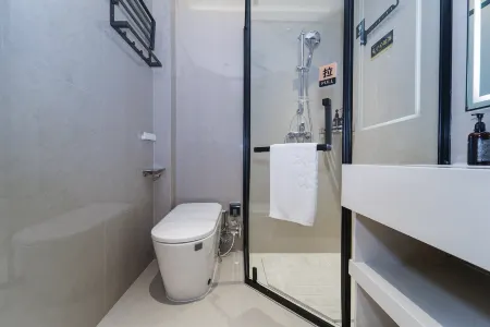 Tianhua Hotel Shanghai People's Square Nanjing Road Walkway