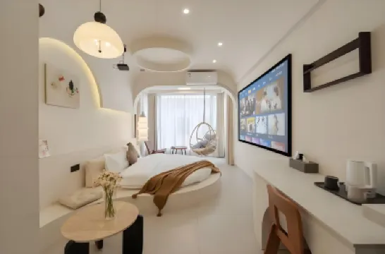 Yukai Linguang Suqi Hotel (Kunming Old Street Cuihu Park Branch) Hotels near Inscriptions on the Restored Local God Temple in Wacangzhuang