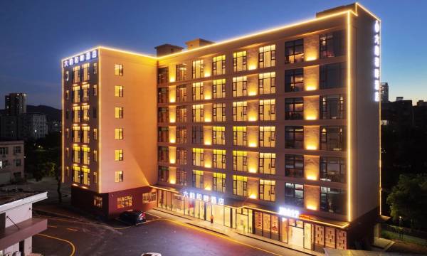 Liuyunhepan Hotel (Shenzhen Pingshan Railway Station Pinghuan Subway Station)