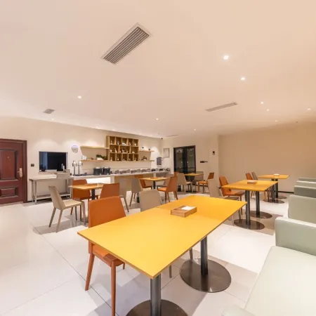City Preferred Hotel (Xiangyang Diamond Avenue Huazhong Guangcai)